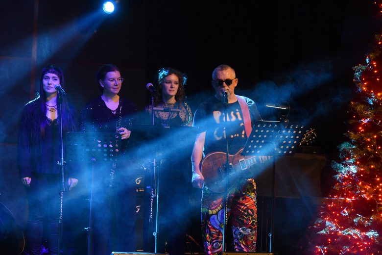 Wokalistki i lider PASi na scenie podczas koncertu